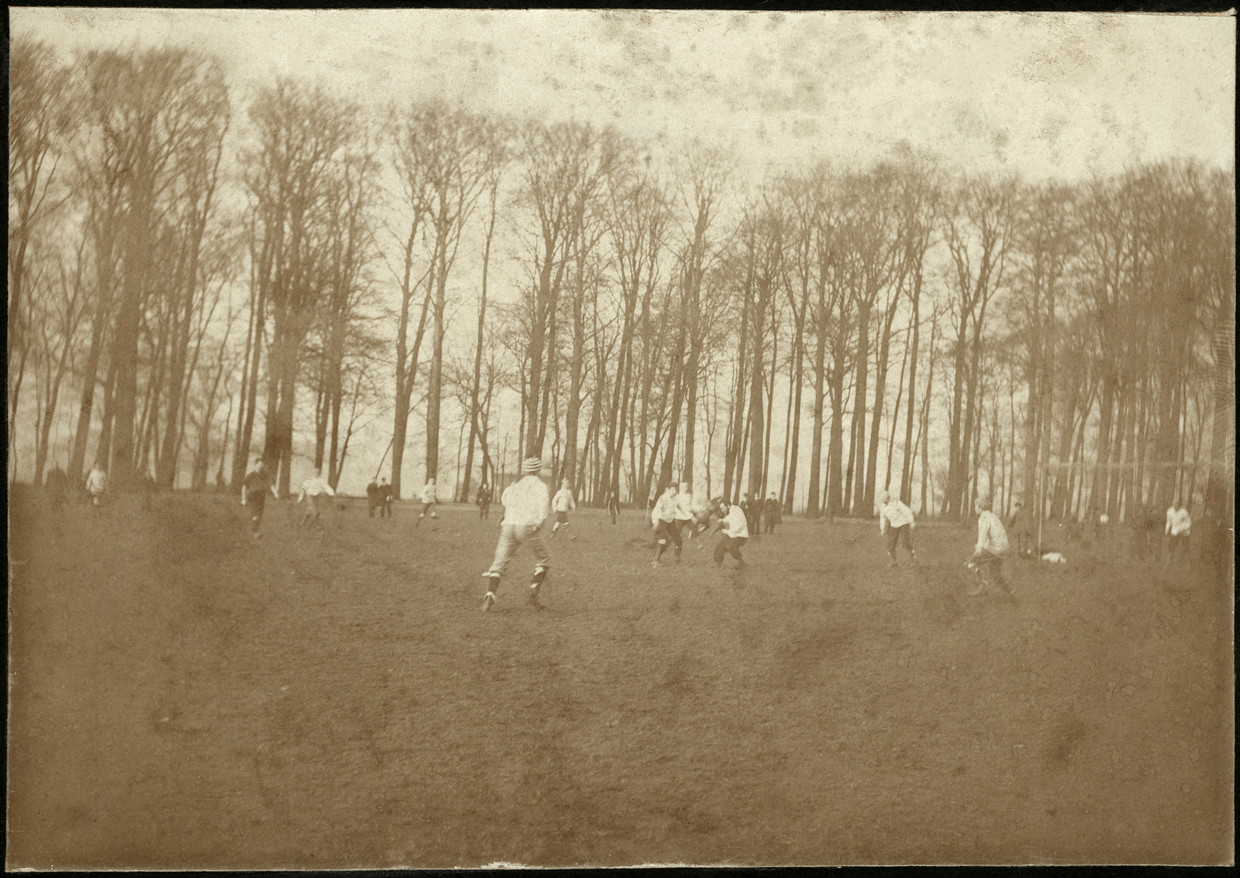 Leerlingen en leraren voetballen op de speelweide van Noorthey. Deze foto is uit circa 1895-1897.
